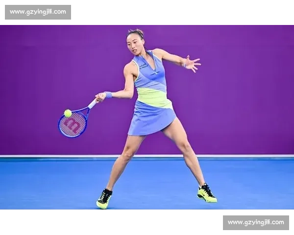 郑钦文晒温网装备：紫色战袍 + 定制战拍，草地战术升级剑指突破