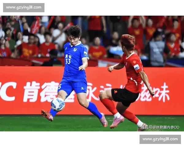 苏超 “微笑裁判” 陆爽火出圈！温柔执法化解冲突，网友：比进球还治愈